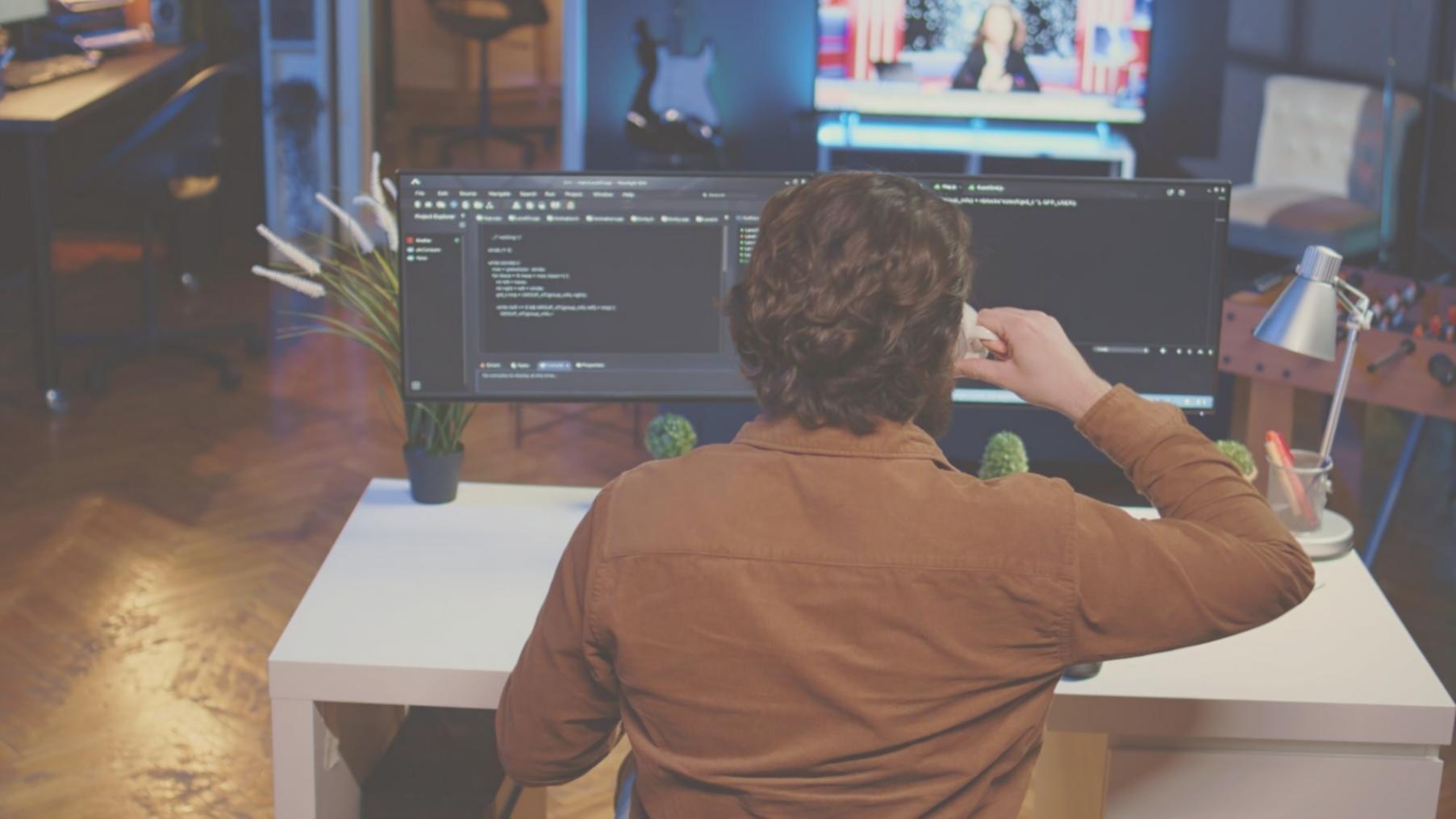 Estudiantes trabajando en proyectos de diseño UI en laboratorio moderno