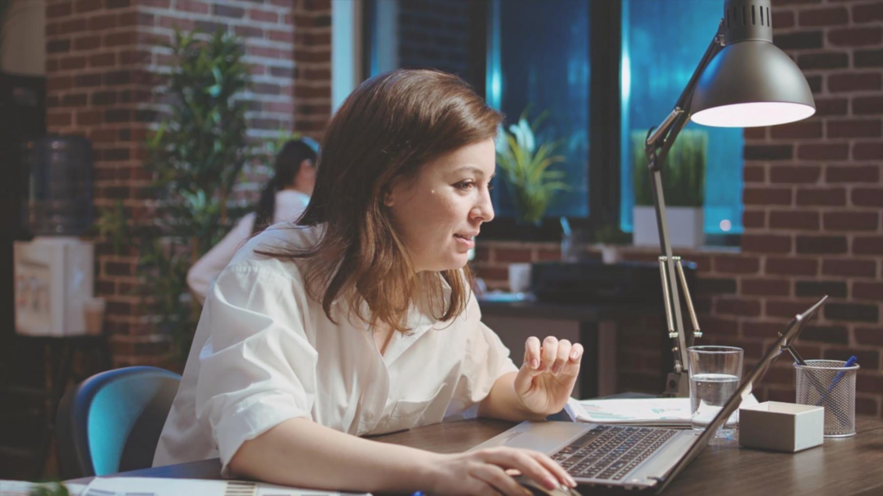Grupo de estudiantes colaborando en sesión de diseño UI con pantallas compartidas y discusión activa