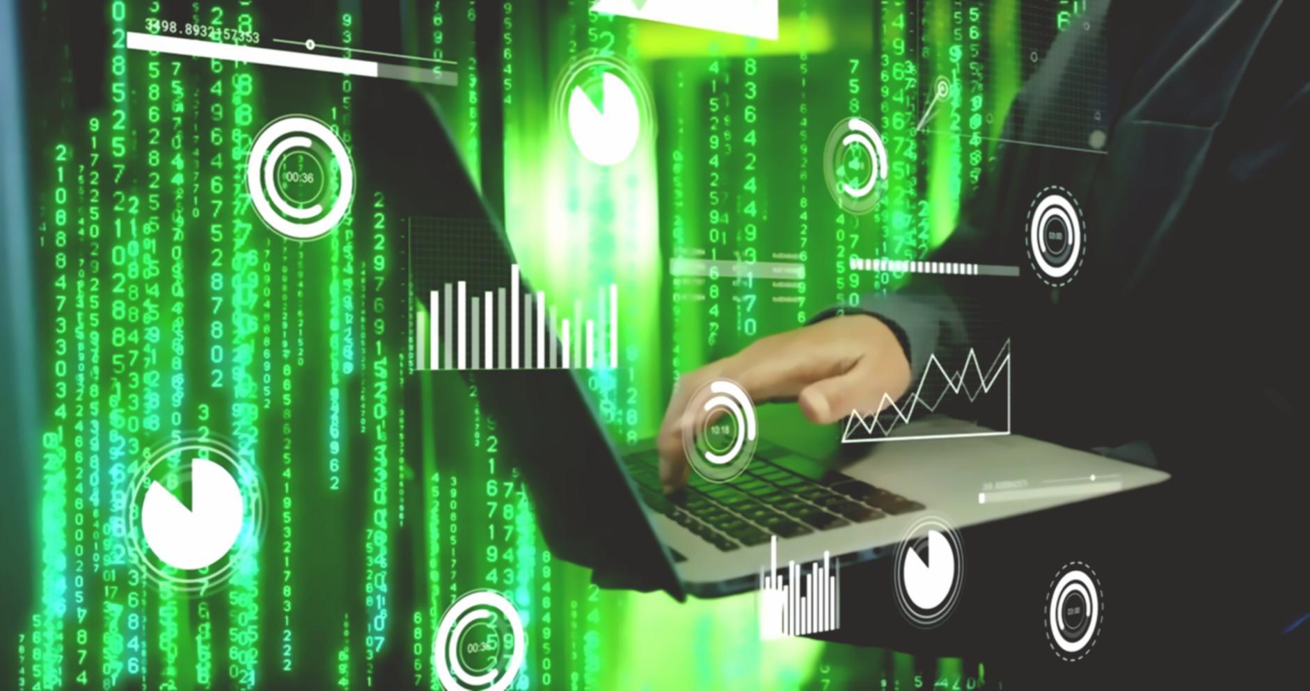 Estudiantes trabajando en proyectos reales de diseño UI con ordenadores y materiales de diseño