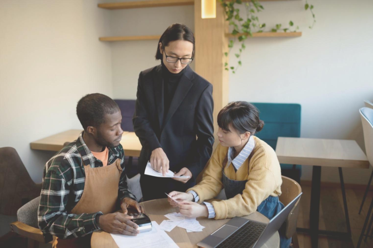 Estudiantes trabajando en proyectos de diseño digital